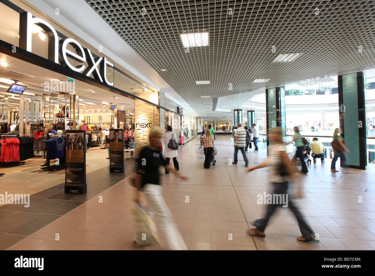 Gli amanti dello shopping a un occupato prossimo negozio in un centro commerciale nel Regno Unito Foto Stock