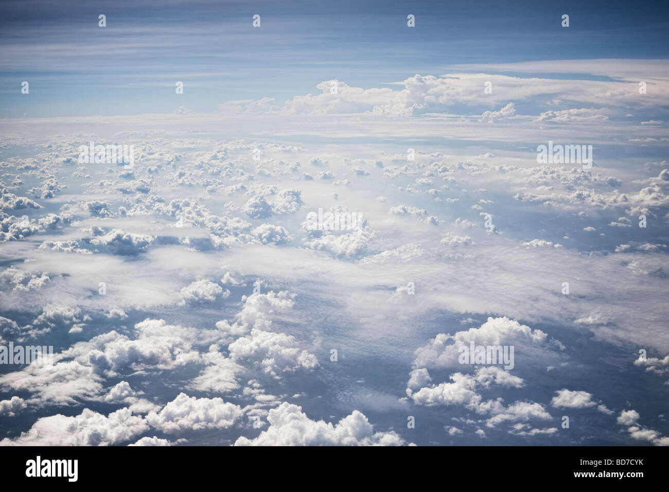 Volare sopra le nuvole sopra il sud-est asiatico Foto Stock