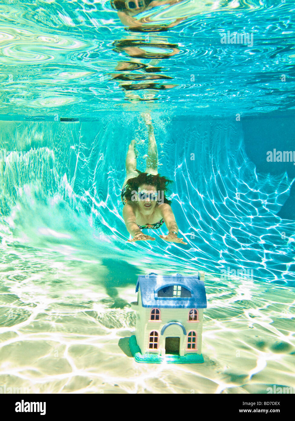 Donna immersioni subacquee dopo il naufragio house Foto Stock