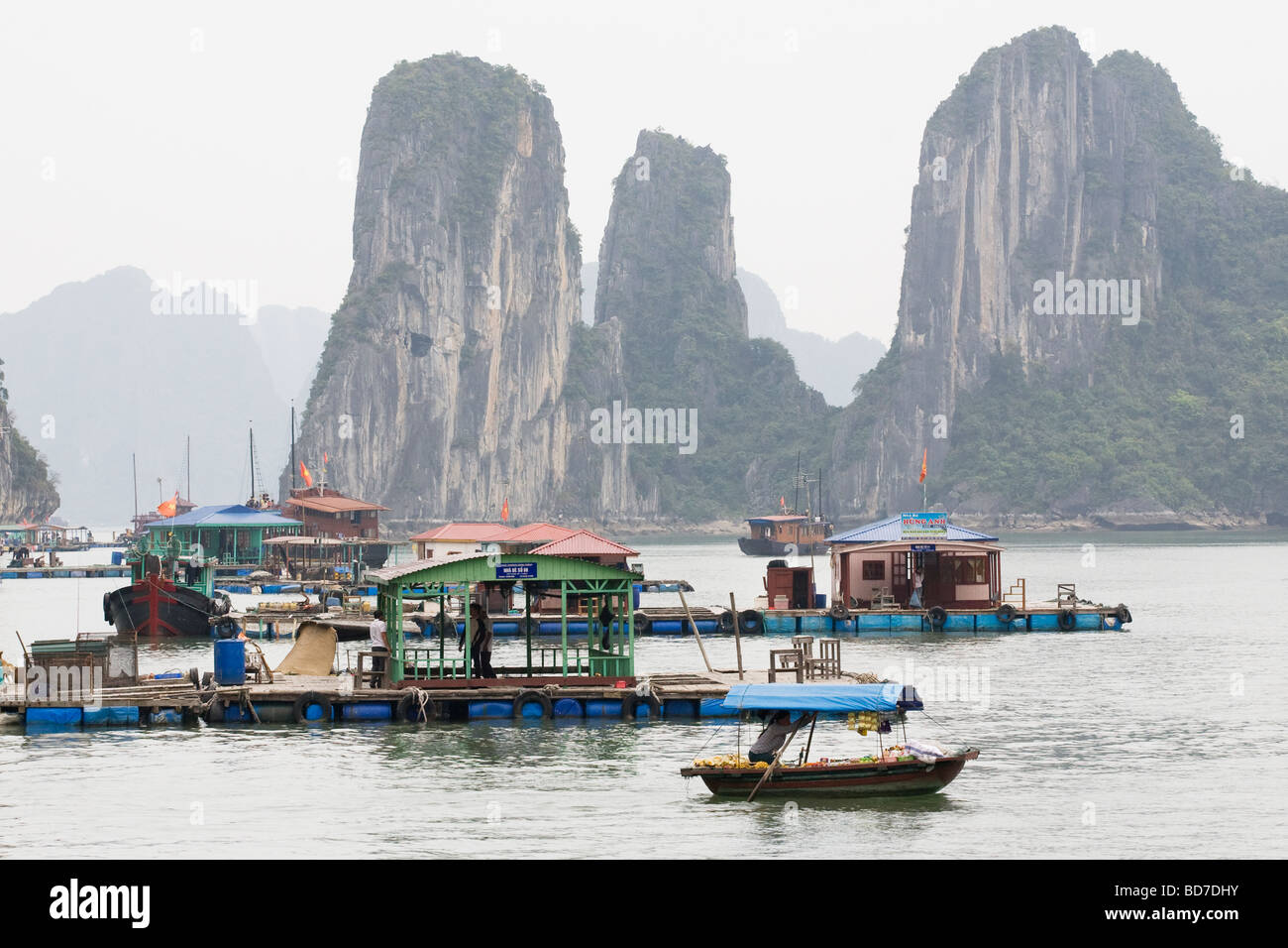 Villaggio galleggiante nella baia di Halong, Vietnam Foto Stock