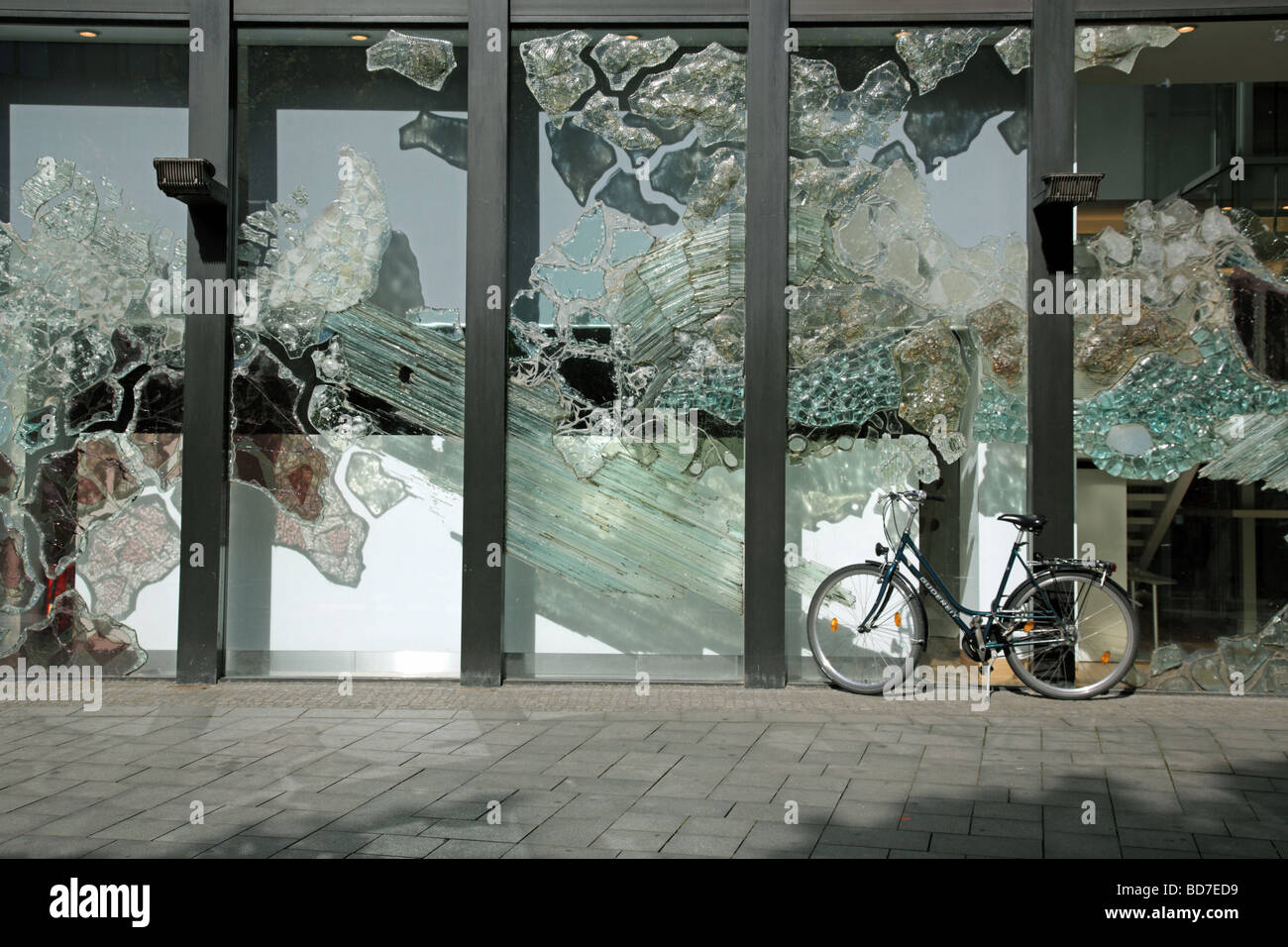 Bicicletta parcheggiata nella parte anteriore del vetro moderno edificio anteriore Aachen della Renania settentrionale-Vestfalia Germania Europa Foto Stock