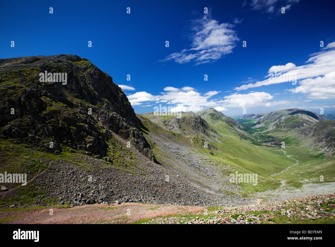 Brandreth Mountain 'Moses calpestate' alto sentiero di 'grande timpano' Wasdale di gran lunga al di sotto, "Il Lake District' Cumbria Inghilterra England Regno Unito Foto Stock