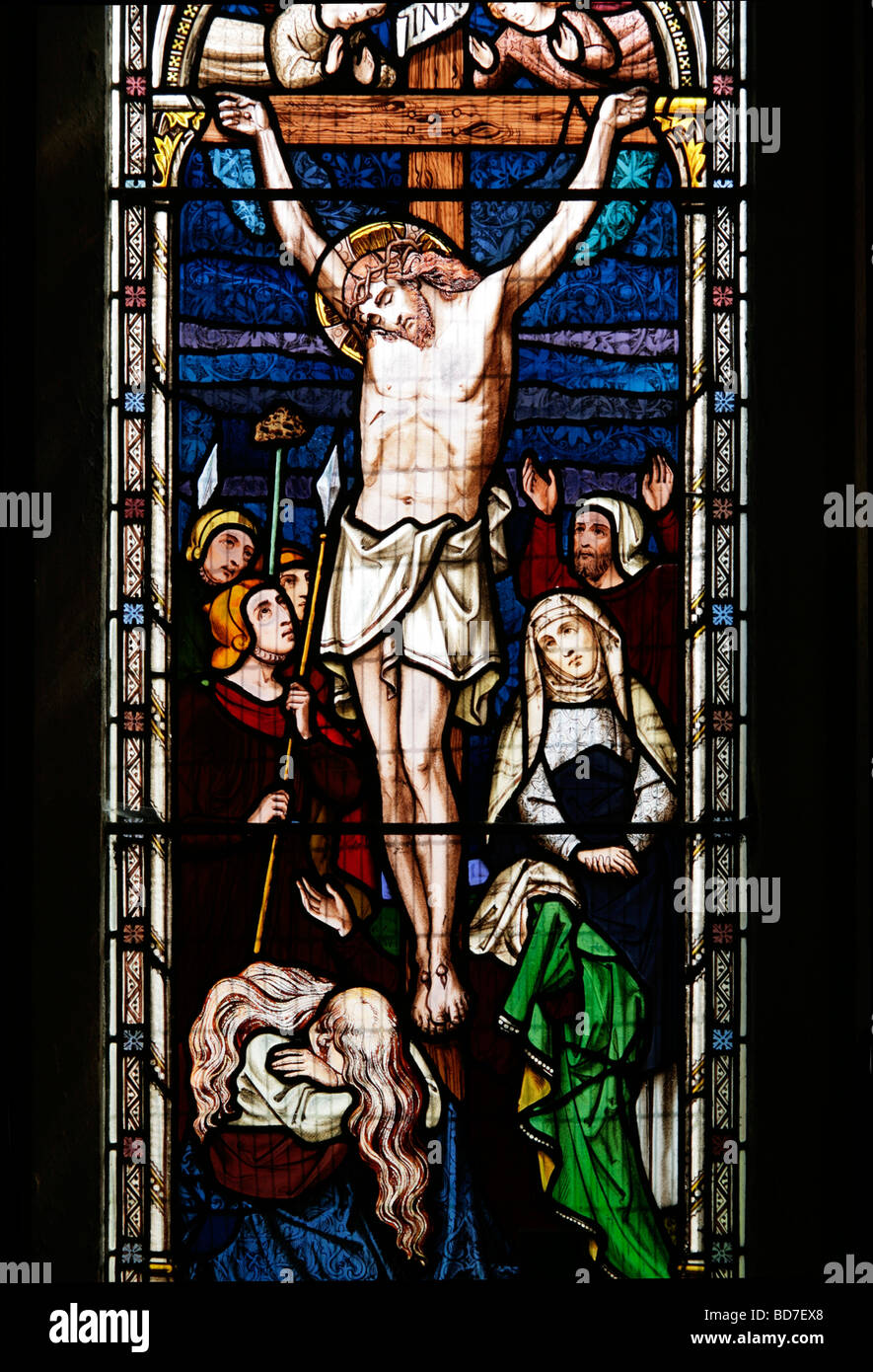 Vetrate colorate di Ward e Hughes raffiguranti la Crocifissione di Gesù Cristo, Chiesa di San Barnaba, Snowshill Gloucestershire Foto Stock