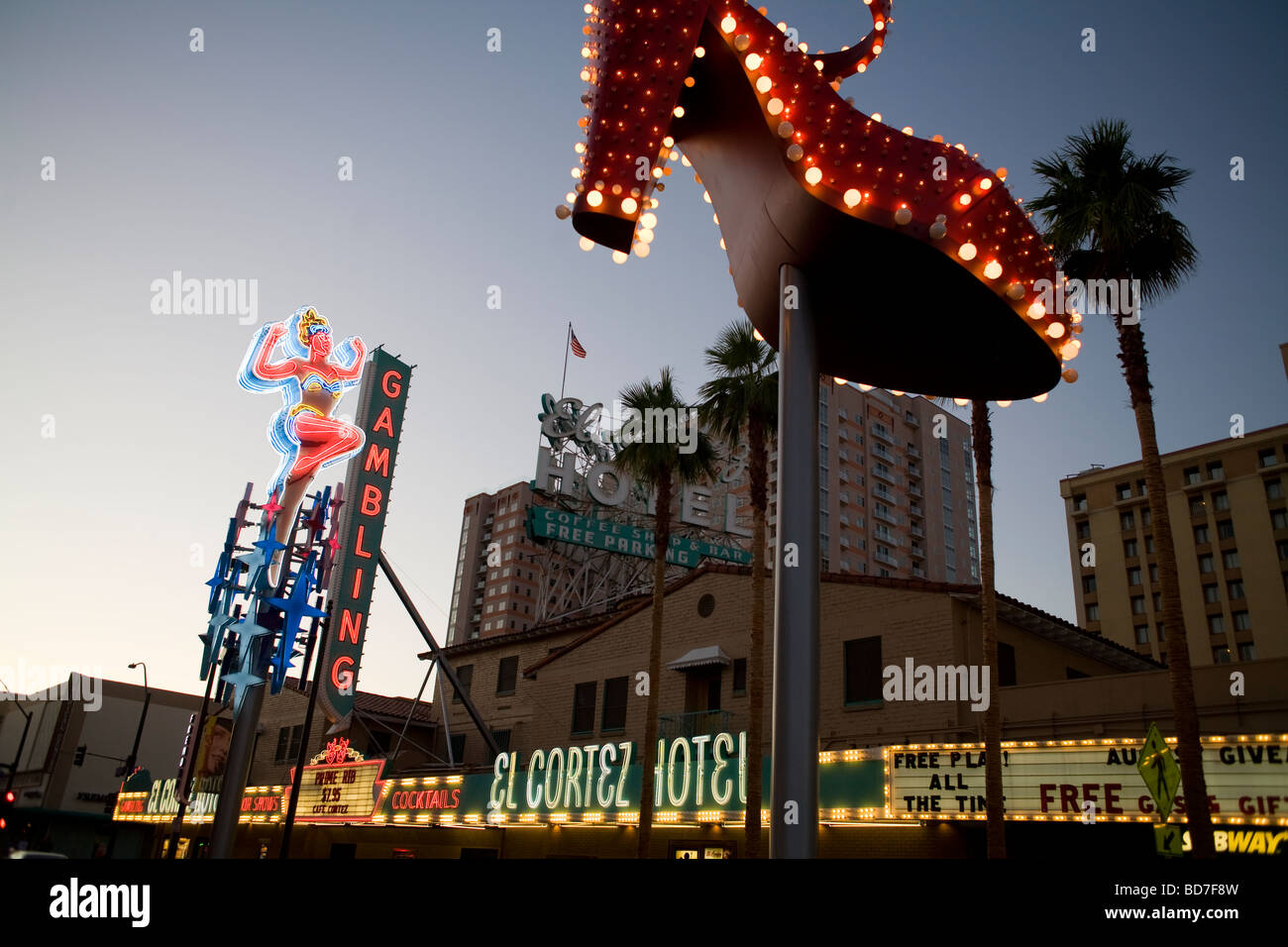 Il famoso insegne al neon di Fremont Street al tramonto in Downtown Las Vegas, Nevada, U.S.A. Foto Stock