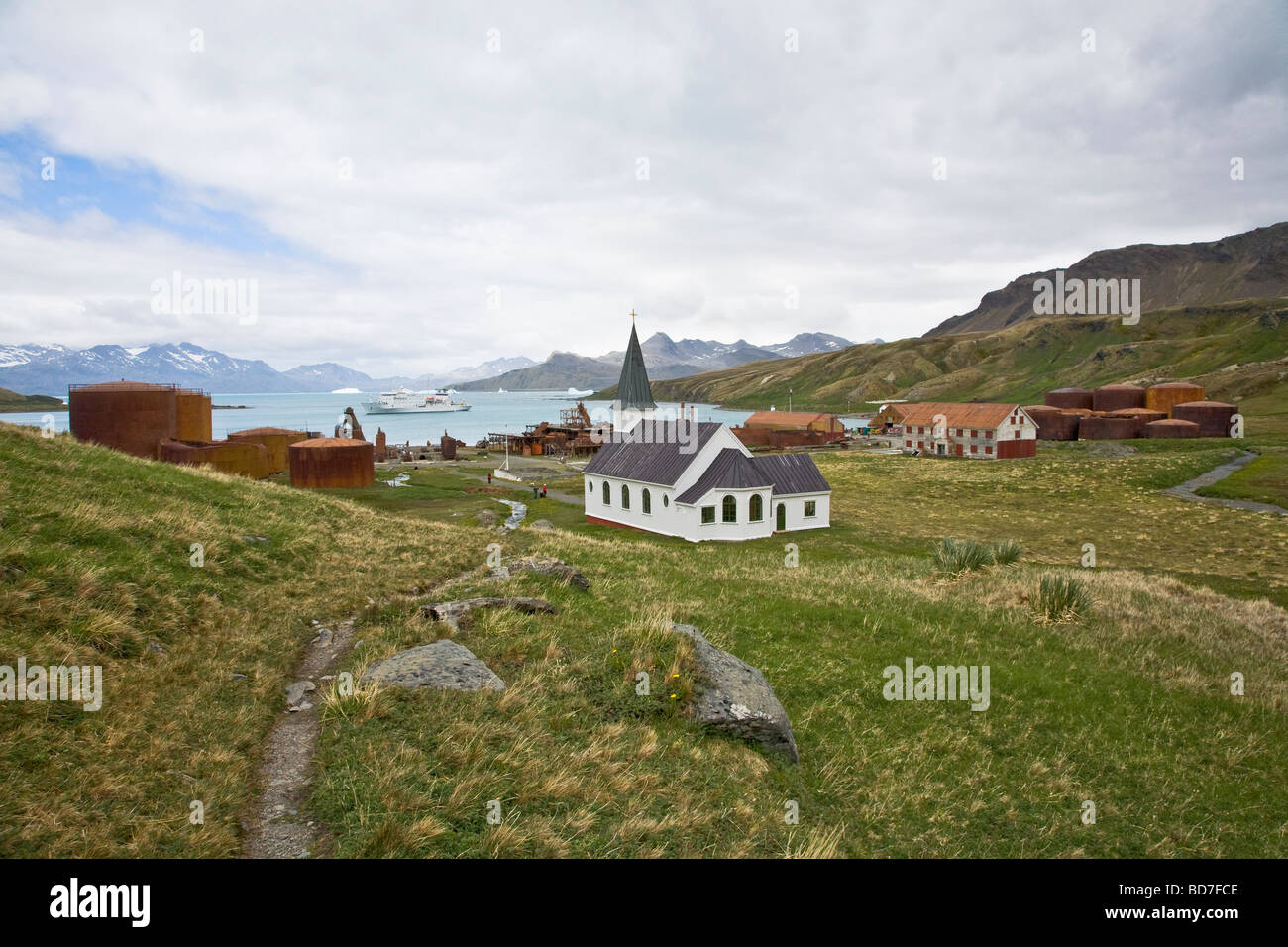 Vecchio bianco norvegese chiesa abbandonata la stazione baleniera Grytviken harbour King Edward Cove Georgia del Sud Antartide Foto Stock