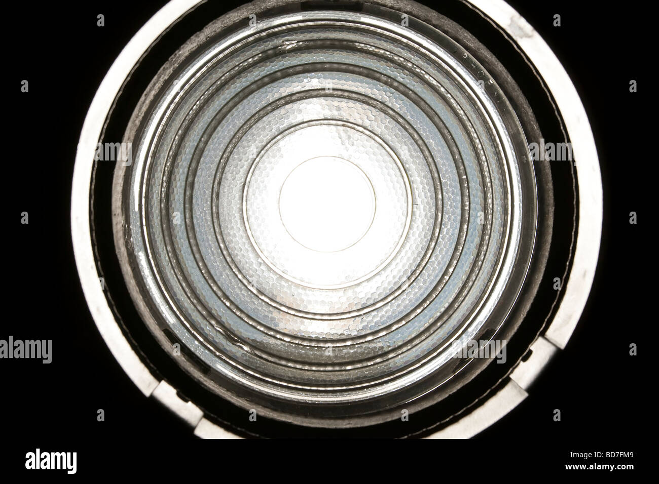 Dettaglio della lente di Fresnel in un studio / Teatro Lanterna. Comunemente usati per dare un ampio lavaggio controllabile della luce. Foto Stock