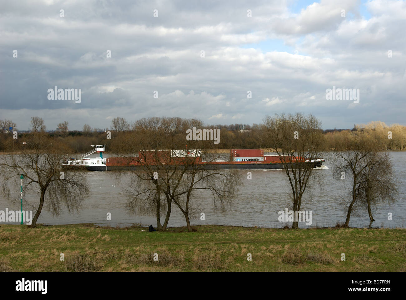 Contenitore barge, il fiume Reno a Colonia, Germania. Foto Stock