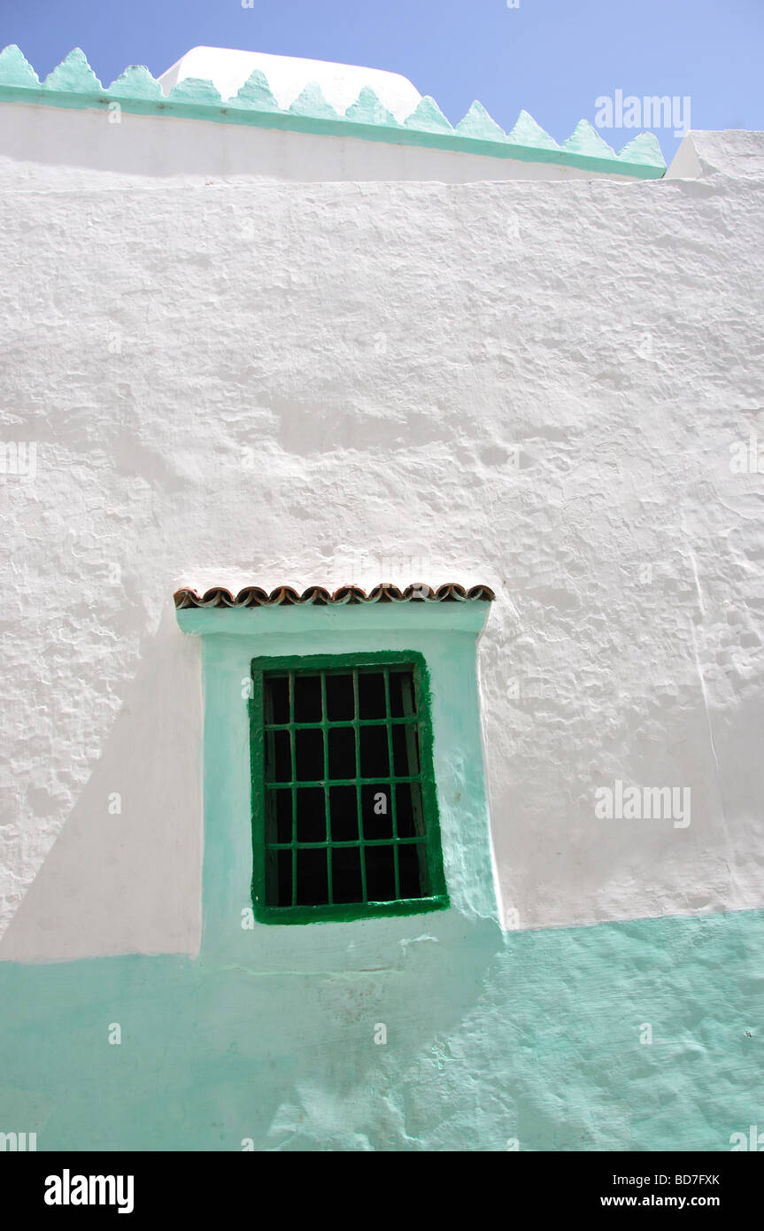 Casa colorati con finestra a Kasbah, Tangeri, Regione Tangier-Tétouan, Marocco Foto Stock