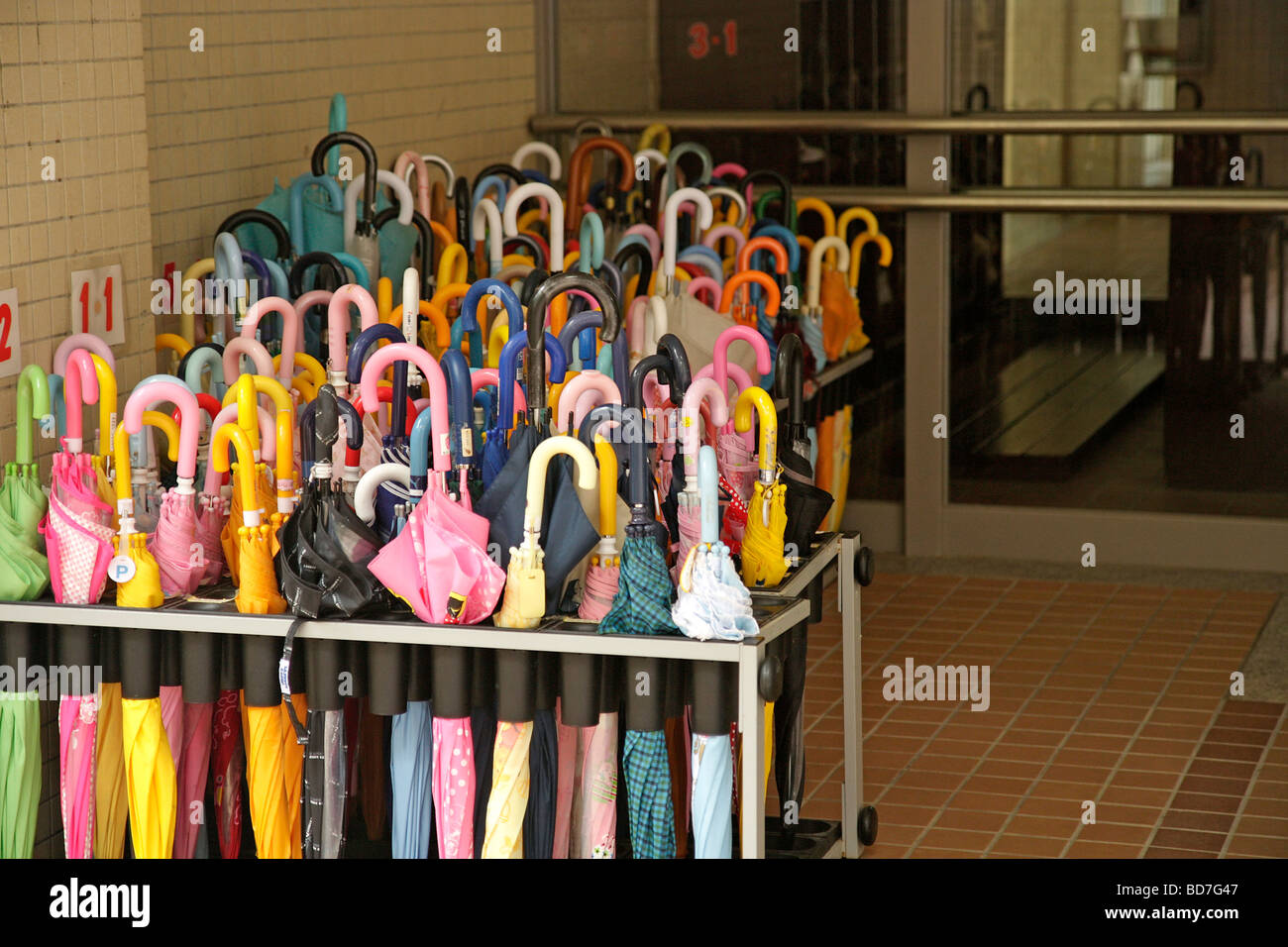 Il protocollo di Kyoto. Kansai. Il Giappone. Ombrelli in una scuola primaria Foto Stock