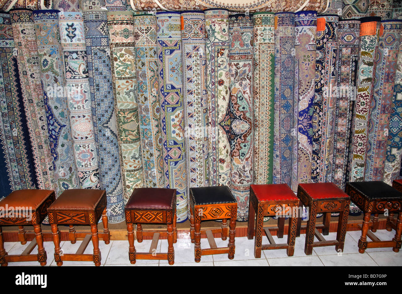 Rotoli di tappeti marocchini nel negozio di tappeti, Tangeri, Regione Tangier-Tétouan, Marocco Foto Stock