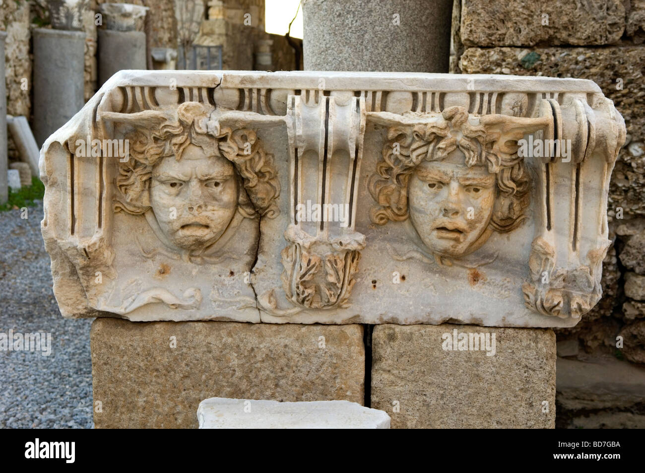 Volti scolpiti in pietra a Demre, Turchia Foto Stock