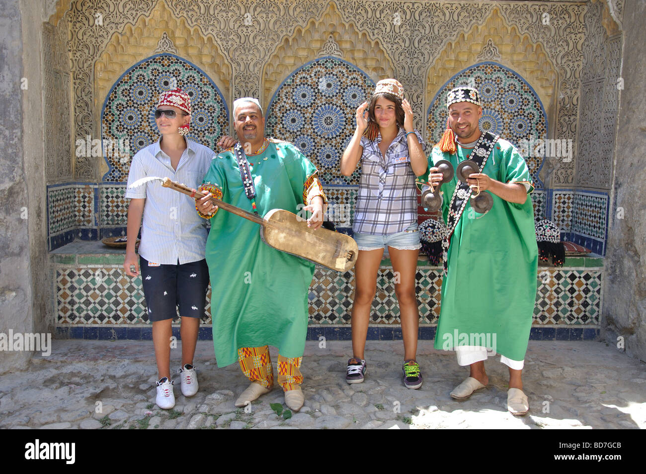 Gnawa marocchino musicisti con i turisti, Medina, Tangeri, Tangier-Tétouan regione, il Regno del Marocco Foto Stock