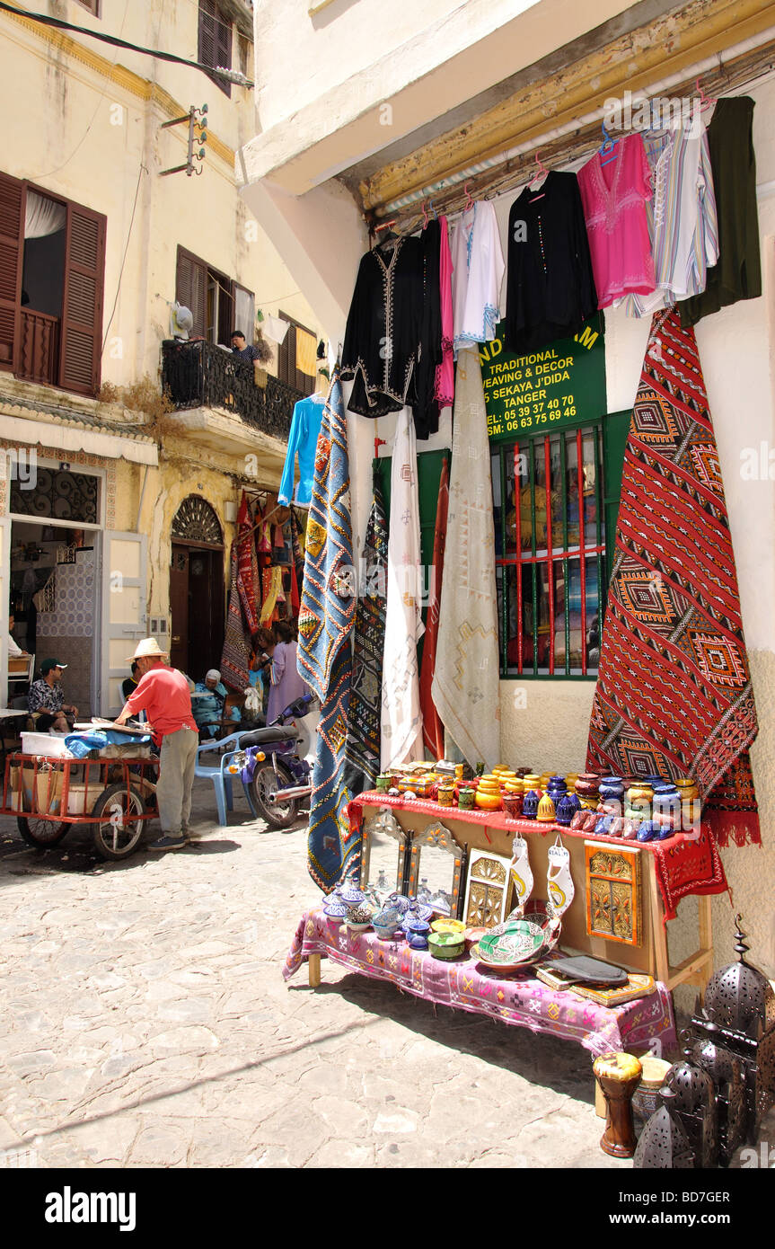 Negozi di souvenir, Medina, Tangeri, Regione Tangier-Tétouan, Marocco Foto Stock