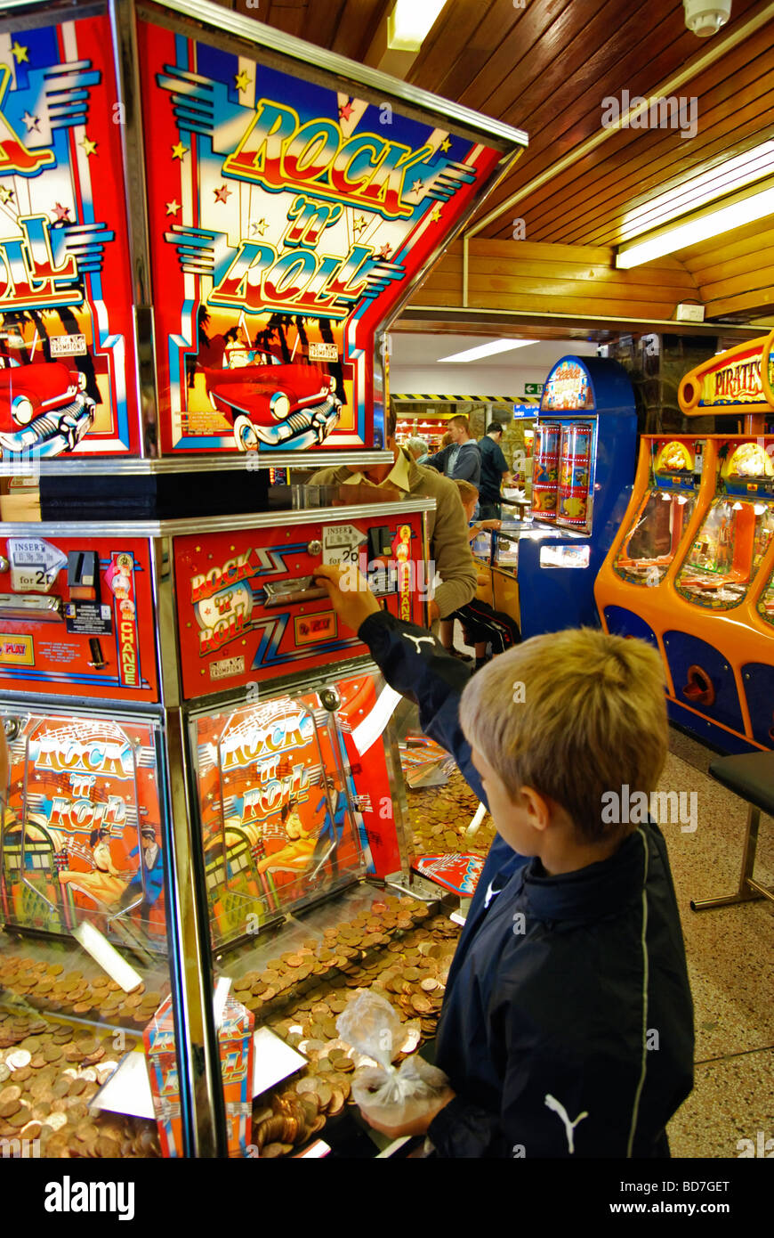 Un giovane ragazzo il gioco d'azzardo in una sala giochi a Blackpool, Regno Unito Foto Stock