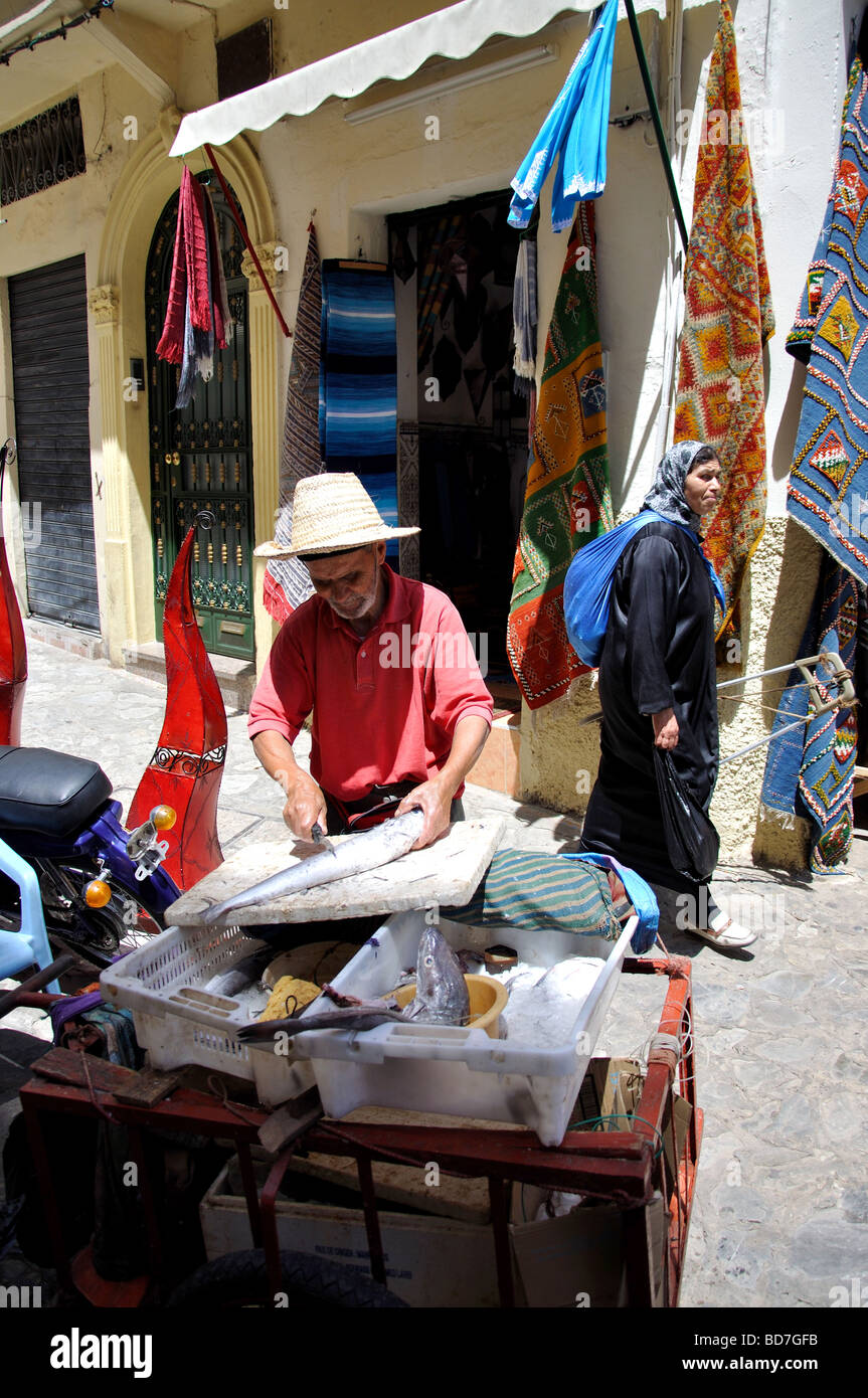Pescivendolo a Medina, Tangeri, Regione Tangier-Tétouan, Marocco Foto Stock