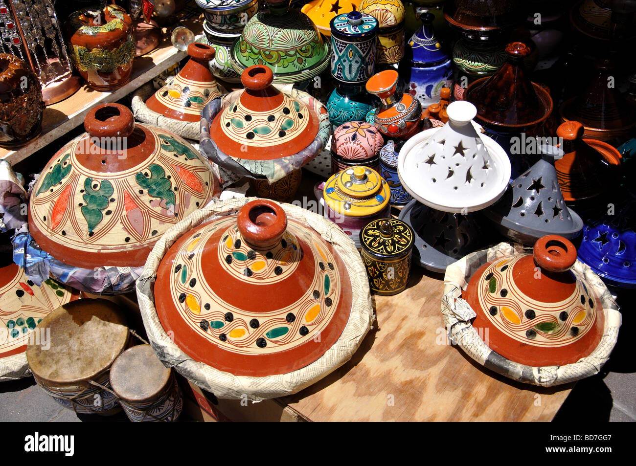 Marocchina di cottura in terracotta gli ingredienti di base di una tagine per la vendita in stallo, Medina, Tangeri, Regione Tangier-Tétouan, Marocco Foto Stock