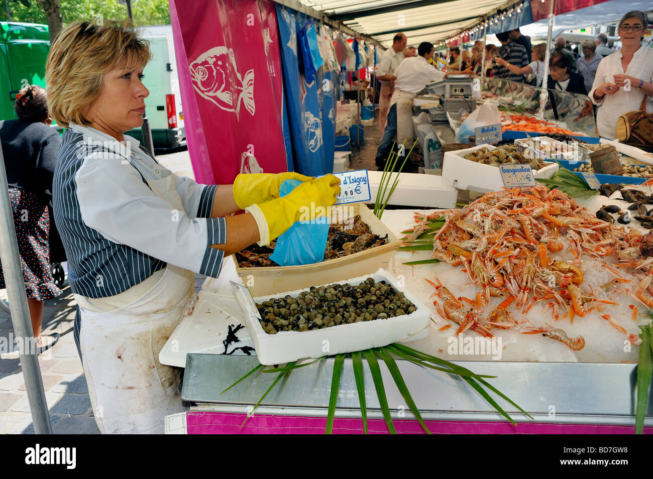 Parigi Francia, donne Fish Monger lavorando, al di fuori del mercato alimentare, stallo Display, 'Pesce Fresco" "mercati francesi' Foto Stock