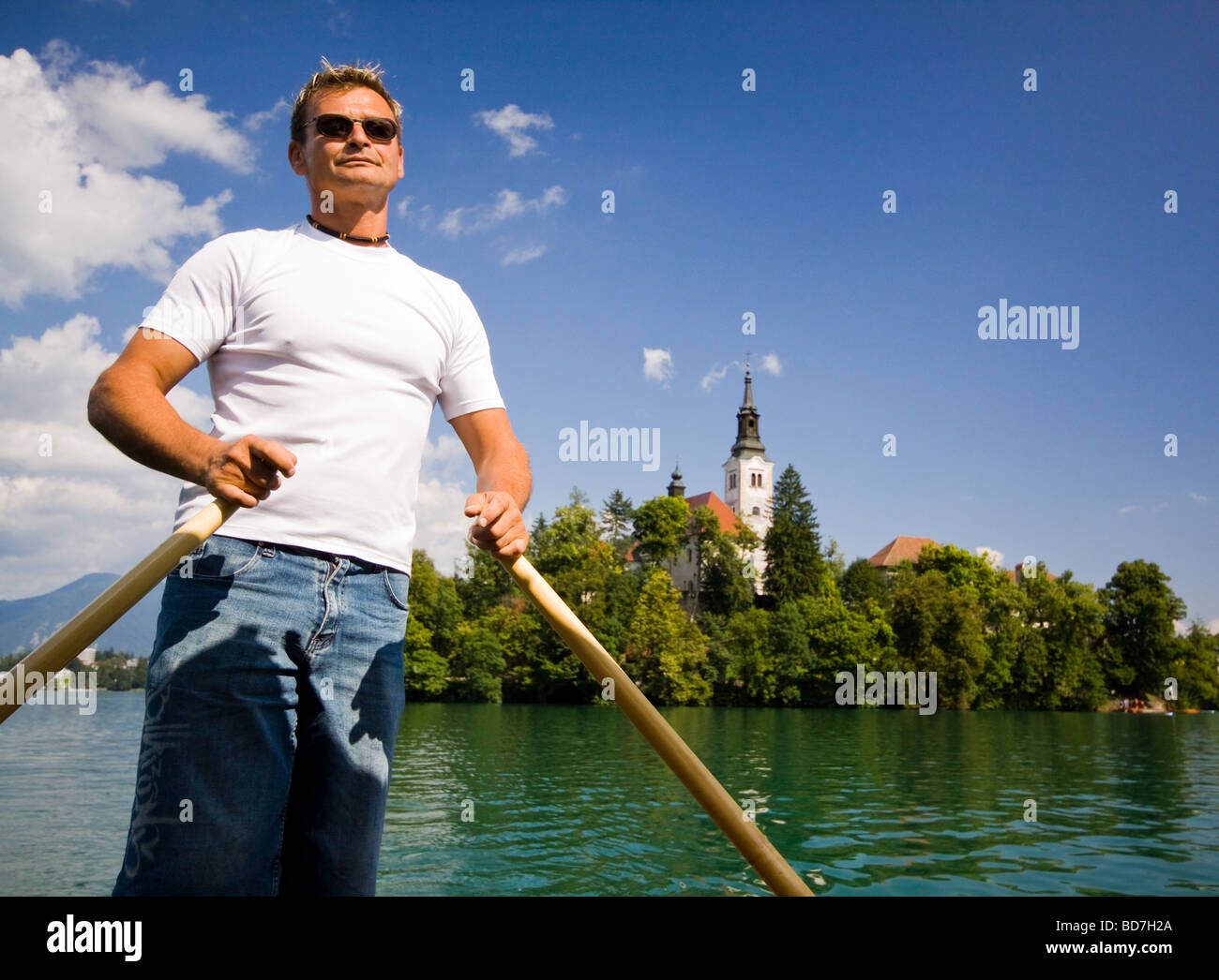 Barca Pletna barcaiolo sul lago di Bled Slovenia Gorenjska Foto Stock