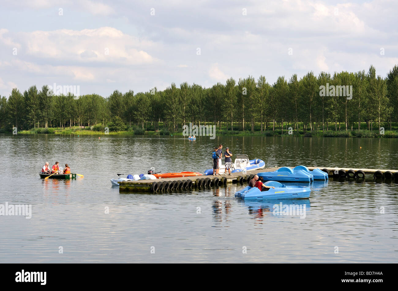 Affitto barche sul lago, Willen Lakeside Park, Milton Keynes, Buckinghamshire, Inghilterra, Regno Unito Foto Stock
