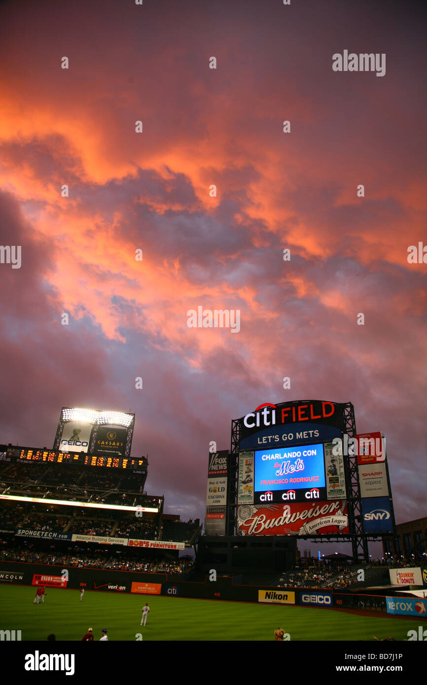 Drammatica nuvole sopra Citi Field dopo un ritardo di pioggia, Queens, NY, STATI UNITI D'AMERICA Foto Stock