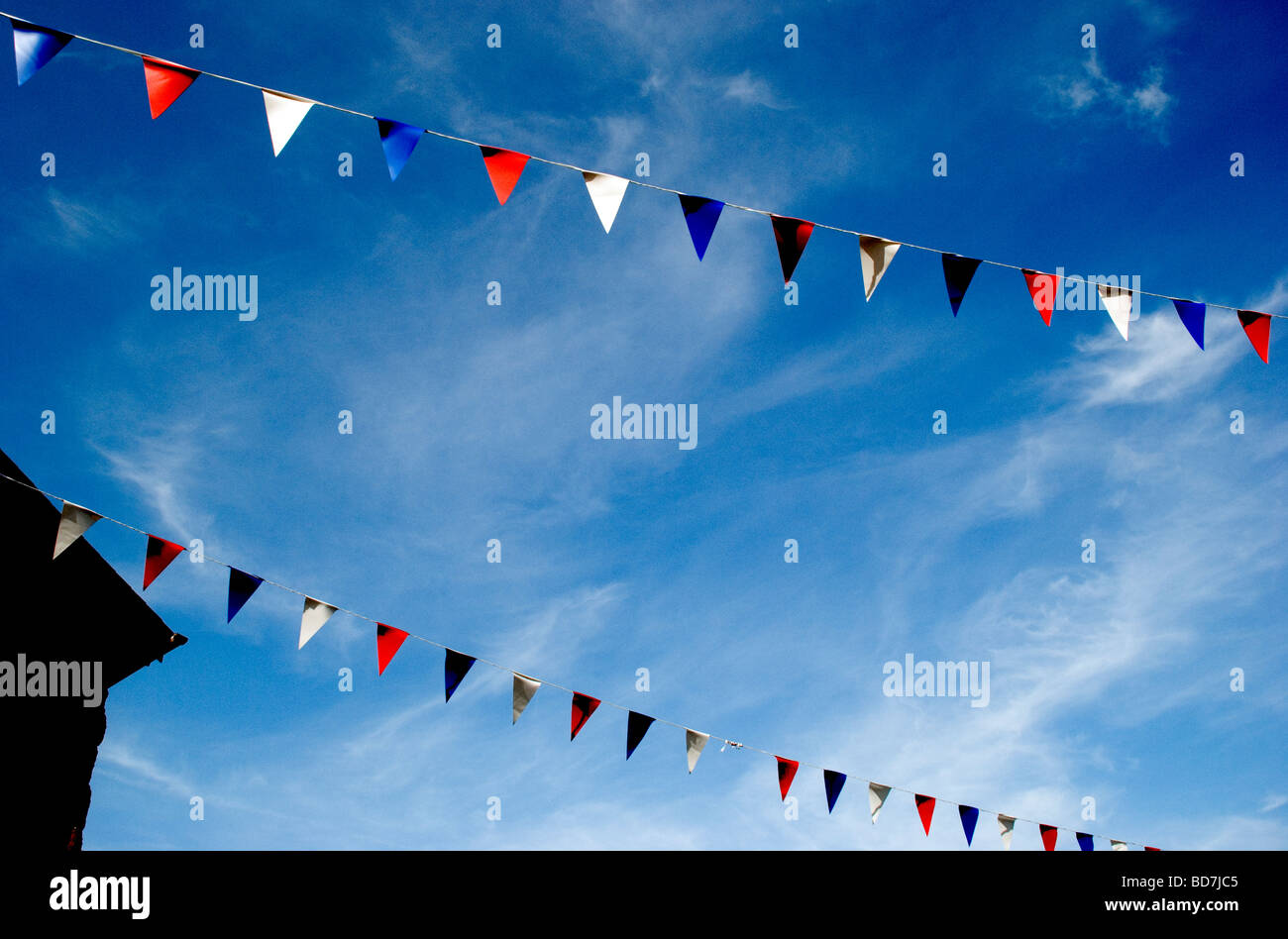 Bunting,tutto il divertimento della fiera,un inglese tradizionale fiera del divertimento con Bunting contro una summer blue sky,sfondo, banner, blu Foto Stock