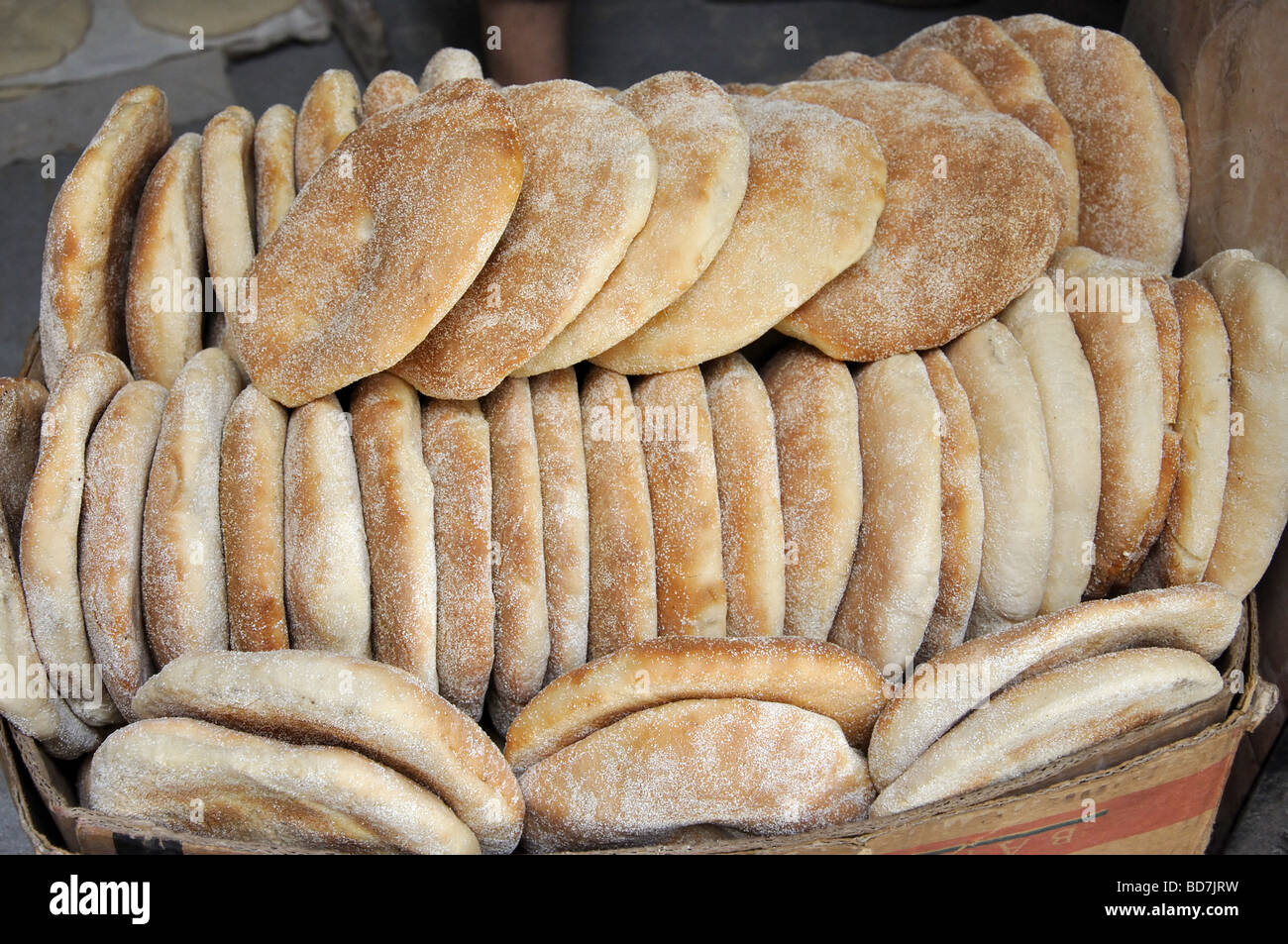 Marocchino pane piatto, Medina, Tangeri, Regione Tangier-Tétouan, Marocco Foto Stock