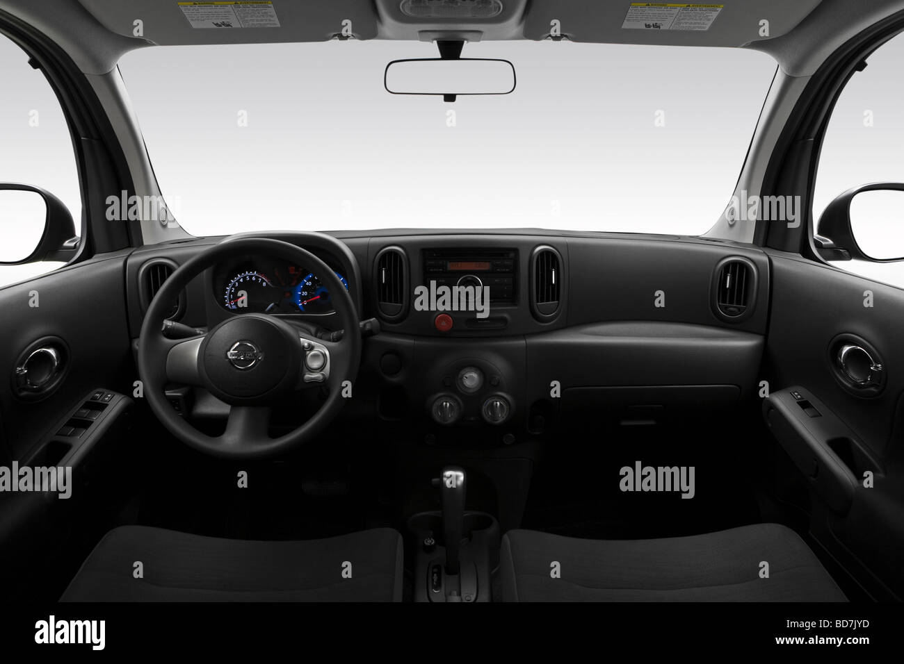 2009 Nissan Cube 1,8 S in verde - Cruscotto, consolle cambio di marcia visualizzare Foto Stock