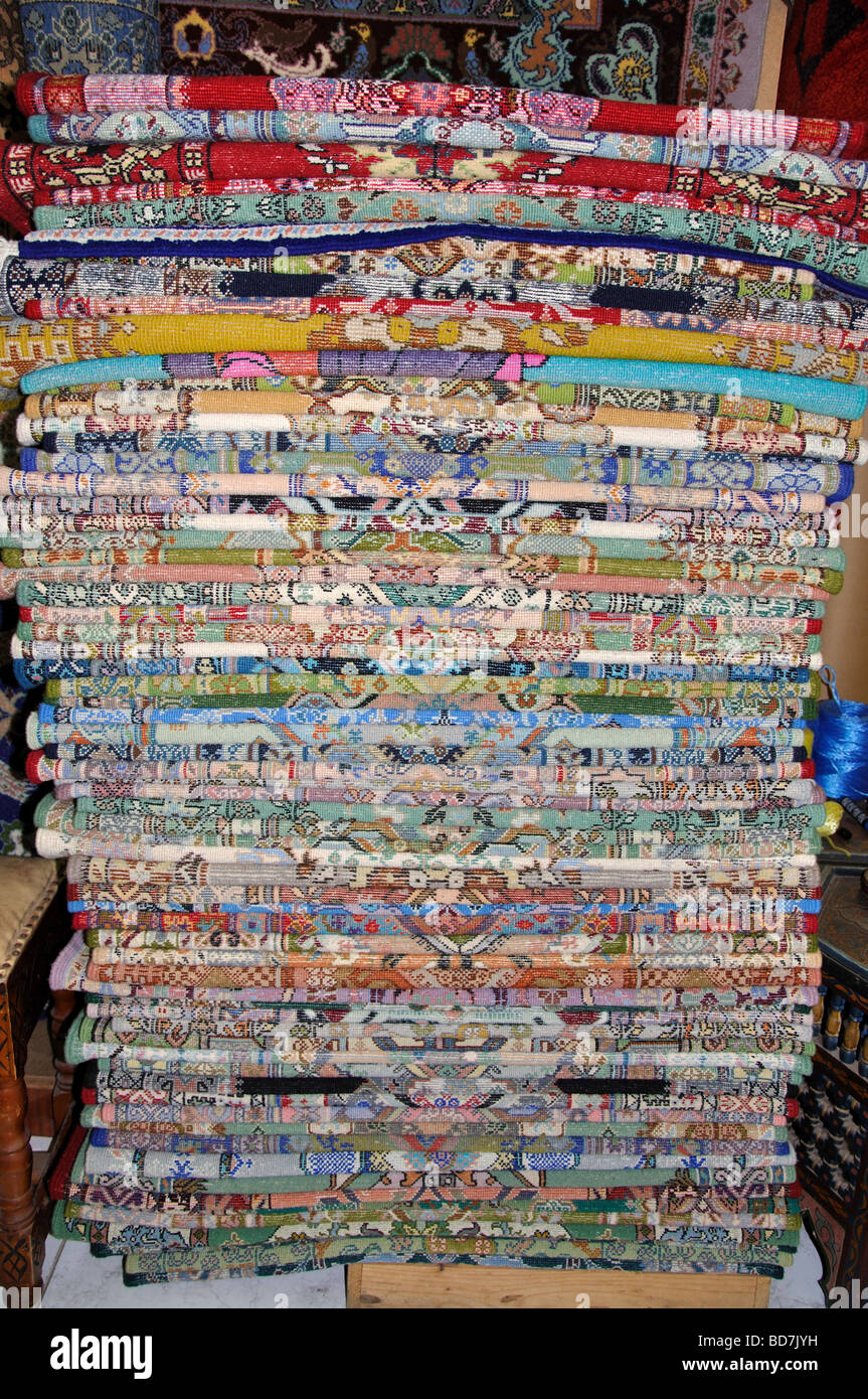 Pila di tappeti marocchini nel negozio di tappeti, Medina, Tangeri, Regione Tangier-Tétouan, Marocco Foto Stock