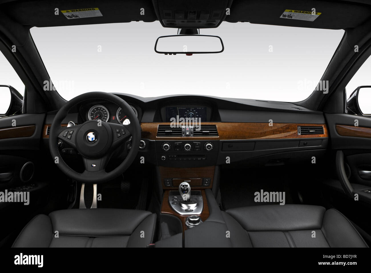 2010 BMW serie 5 M5 in nero - Cruscotto, consolle cambio di marcia visualizzare Foto Stock