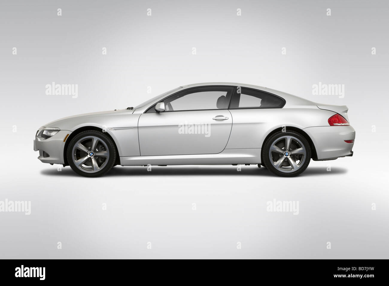 2010 BMW 6 Series 650i in argento - Driver Profilo laterale Foto Stock