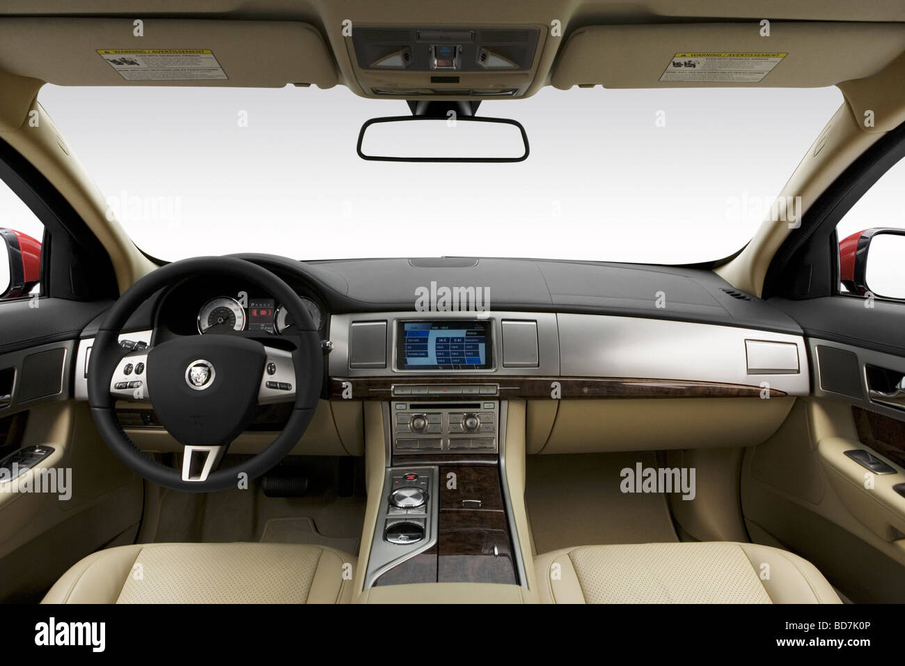 2010 Jaguar XF Premium in rosso - Cruscotto, consolle cambio di marcia visualizzare Foto Stock