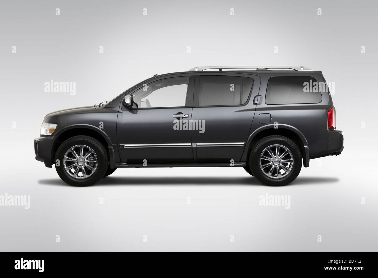 2010 Infiniti QX56 4WD in argento - Driver Profilo laterale Foto Stock