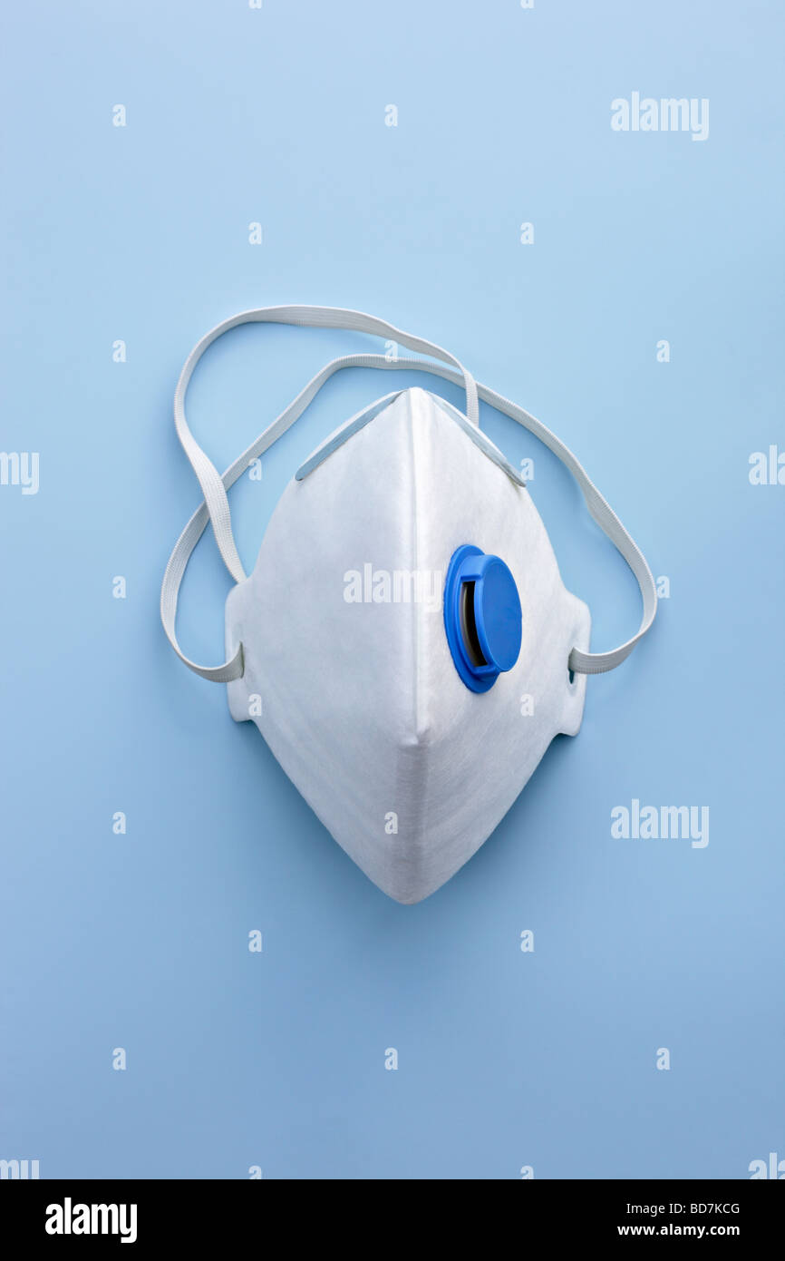 Mundschutz auf blauen Untergrund Foto Stock