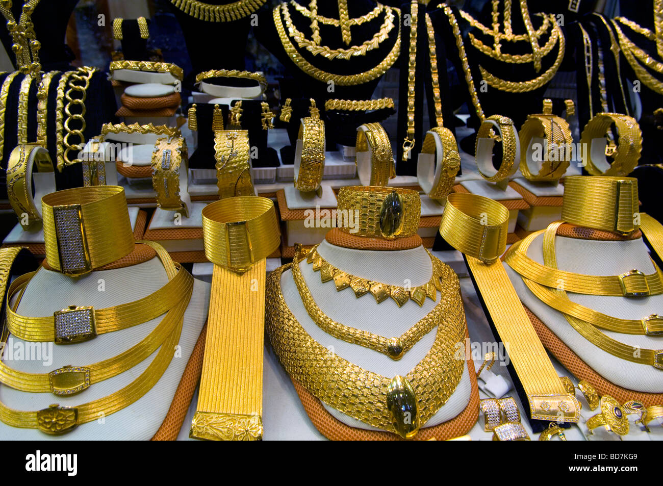 Gioielli in oro sul display per la vendita Foto Stock