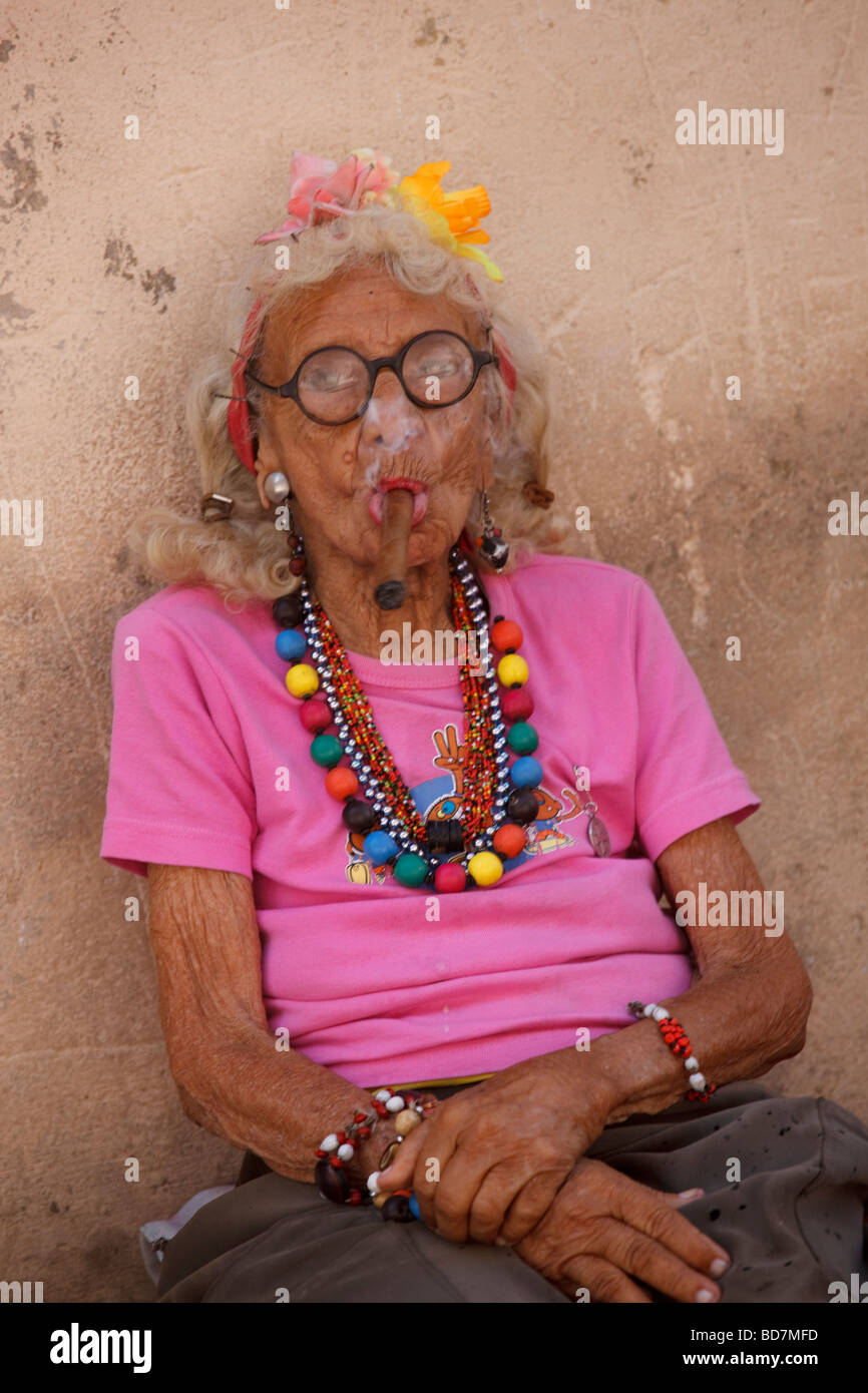 Vecchia donna cubana con sigaro Foto Stock