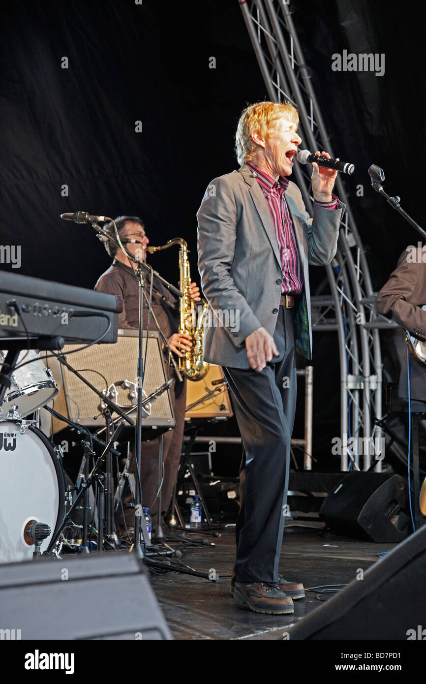 BBC Radio 2 presentatore e cantante, Paul Jones, con l'Manfreds in concerto Foto Stock