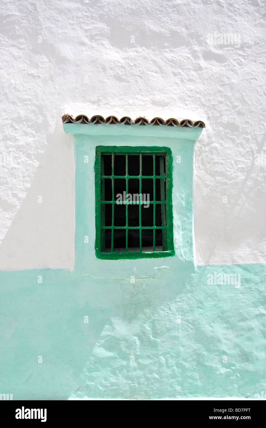 Casa colorati con finestra a Kasbah, Tangeri, Regione Tangier-Tétouan, Marocco Foto Stock