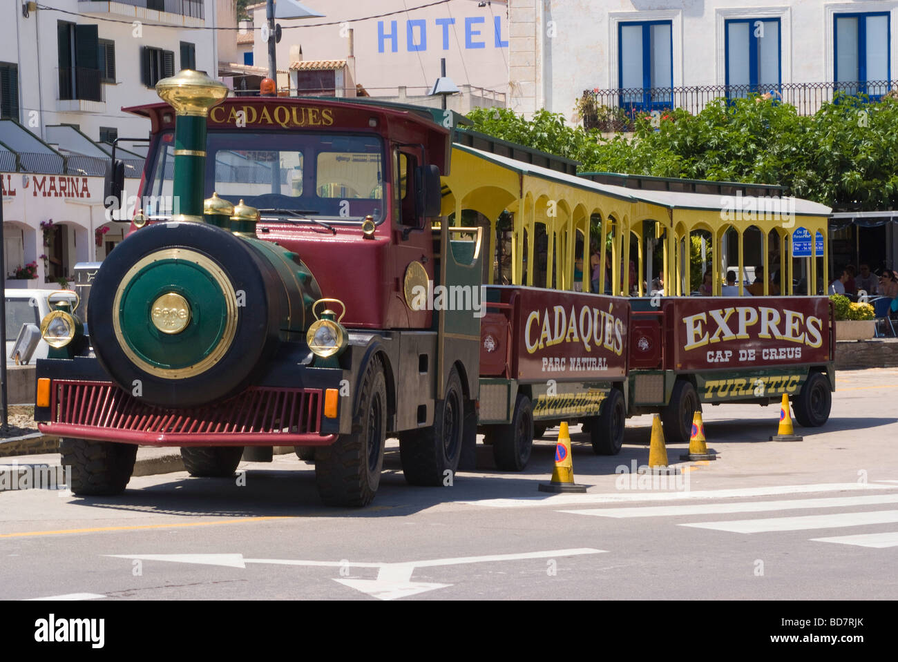 Uno motorizzato per il trasporto di passeggeri del treno turistico a Cadaques Costa Brava Catalogna Spagna Catalunia Espana Foto Stock