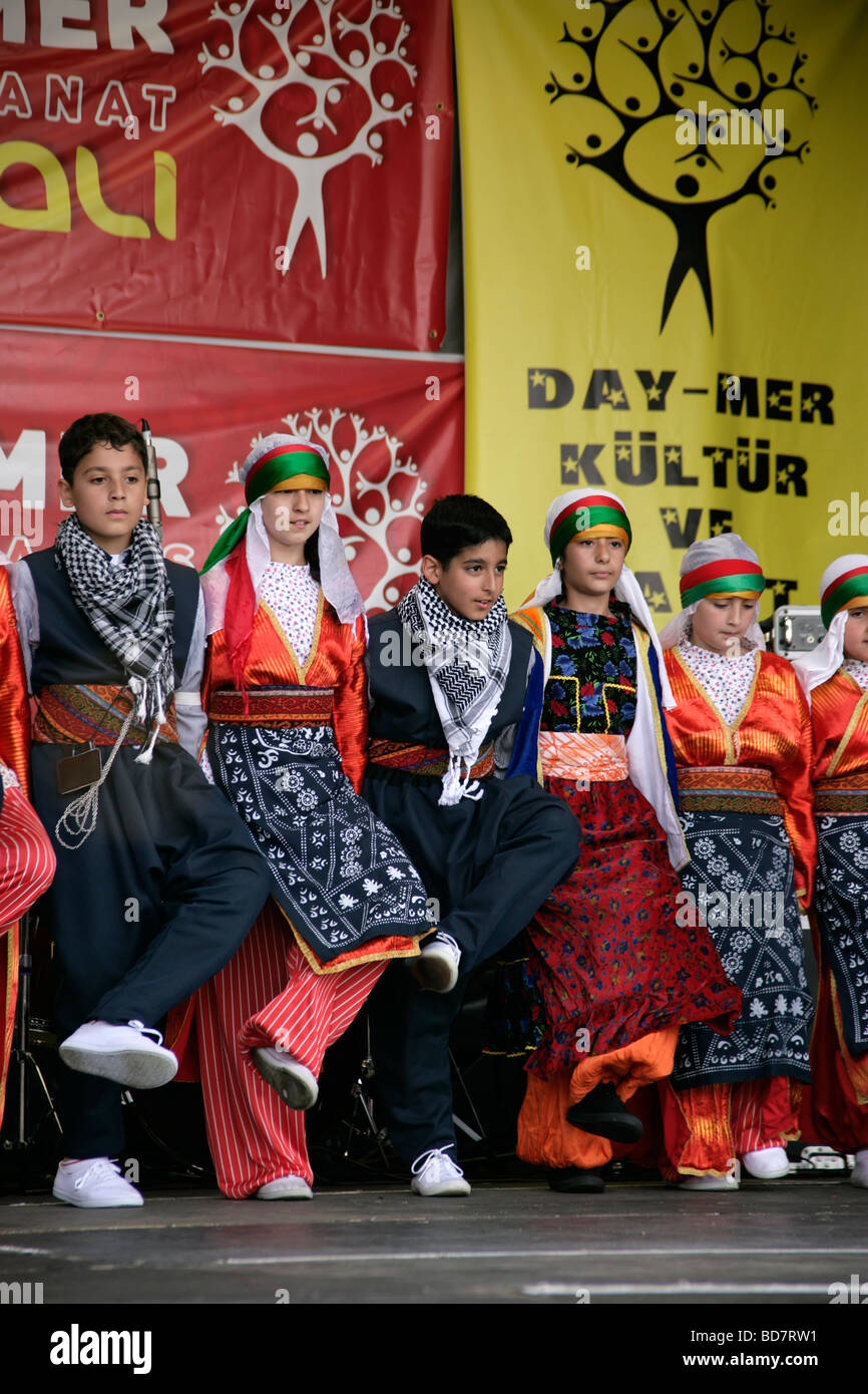 Bagno turco folkdancing dai bambini al giorno Mer Festival 2009 a Clissold Park, Hackney, Londra, Regno Unito Foto Stock