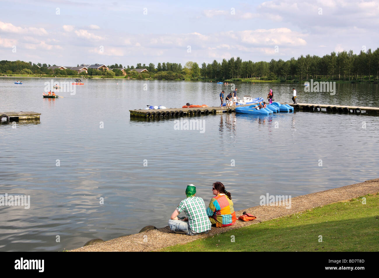 Affitto barche sul lago, Willen Lakeside Park, Milton Keynes, Buckinghamshire, Inghilterra, Regno Unito Foto Stock