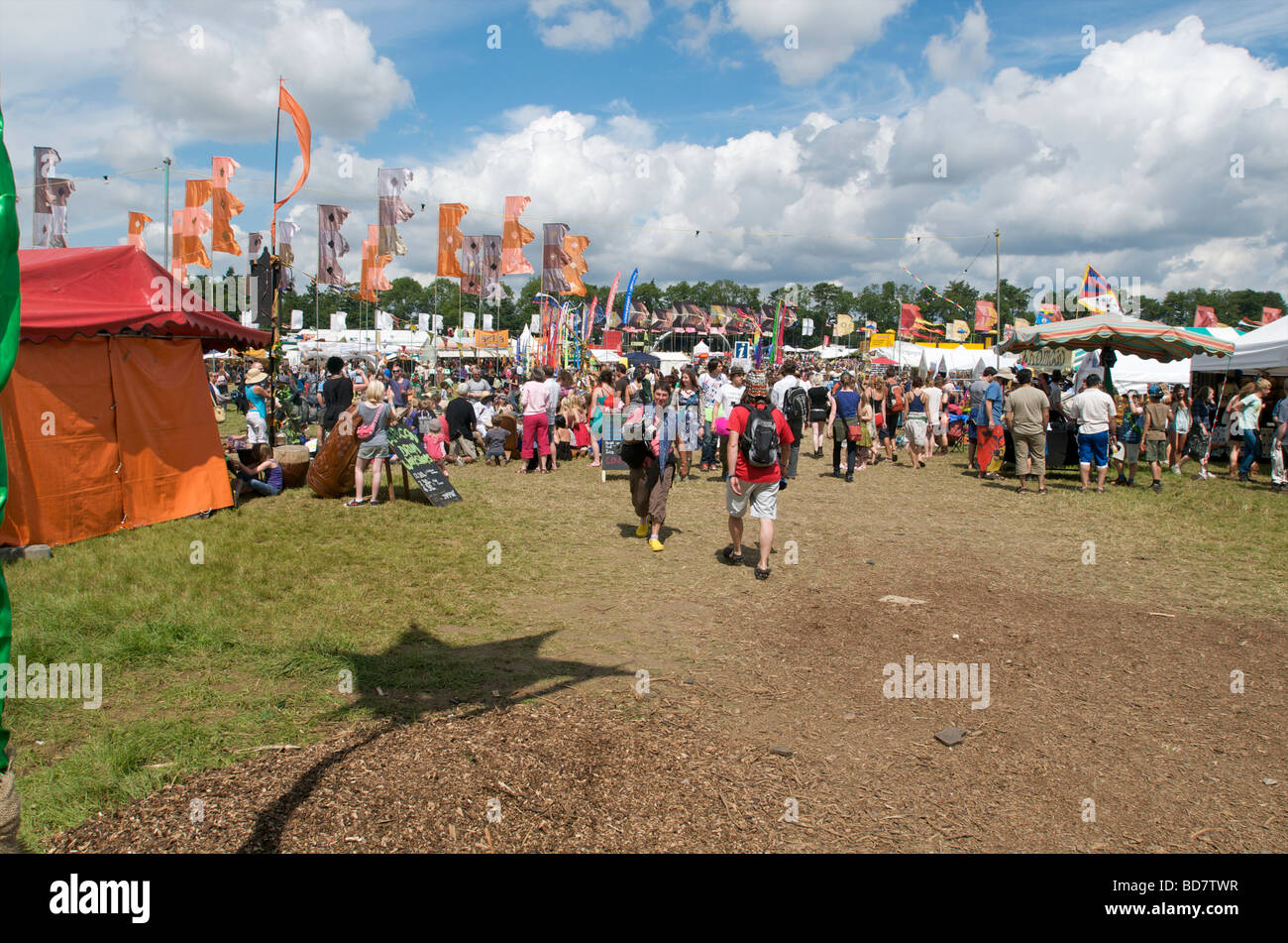 La folla che cammina attraverso il festival musicale WOMAD Charlton Park Wiltshire UK Foto Stock