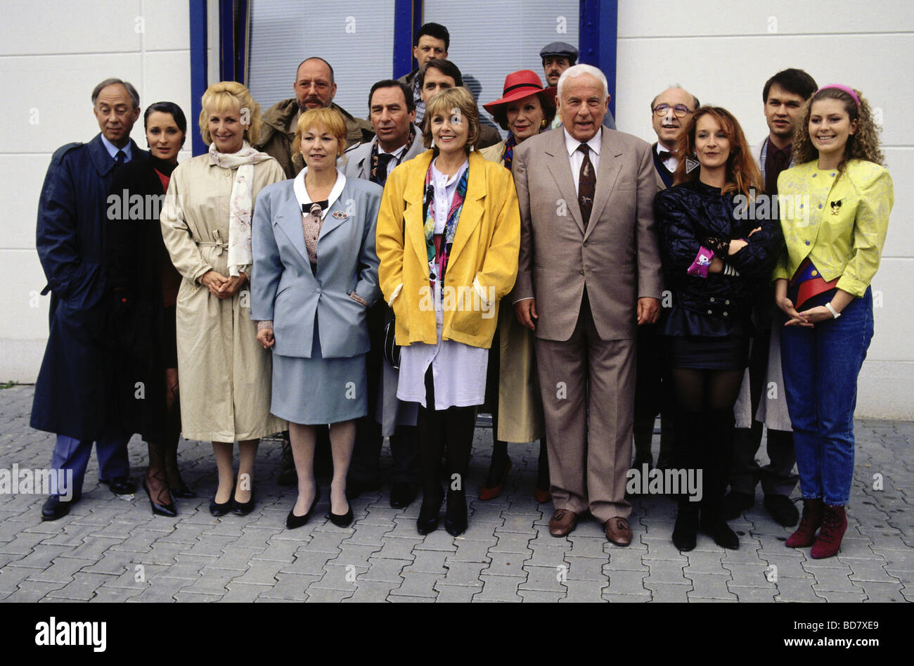 Serie TV "Büro, Büro', DEU 1982 - 1993, seconda stagione 1989, episodio 63  'Parken verboten', la foto chiamata con: Eleonore Weisgerber, Henry van  Lyck, Britta Fischer, Walter Buschhoff, Gert Burkhard, Karin Thaler,