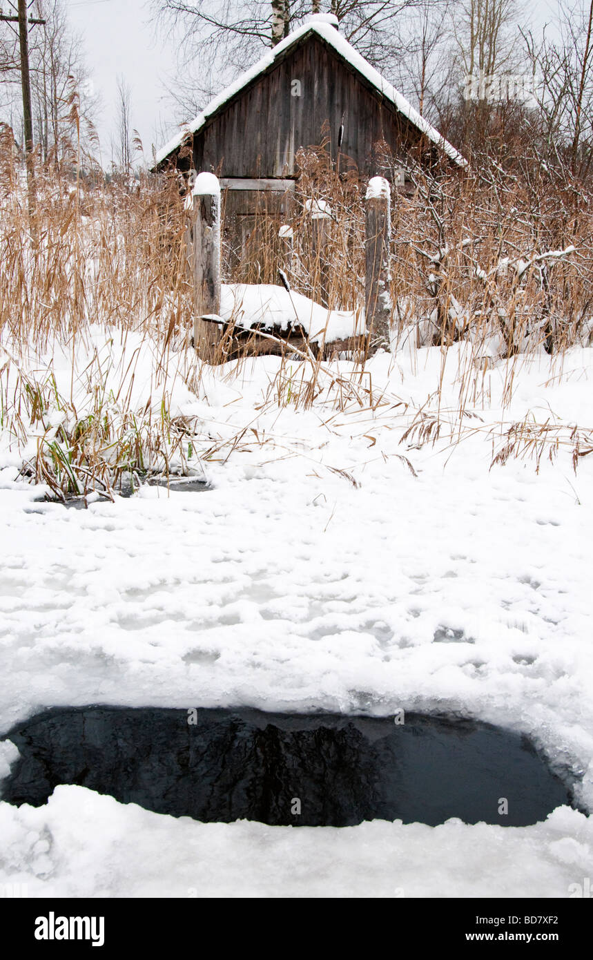Tradizionale Bania russa e un foro di ghiaccio per una nuotata, Somino, regione di Leningrado, Russia Foto Stock