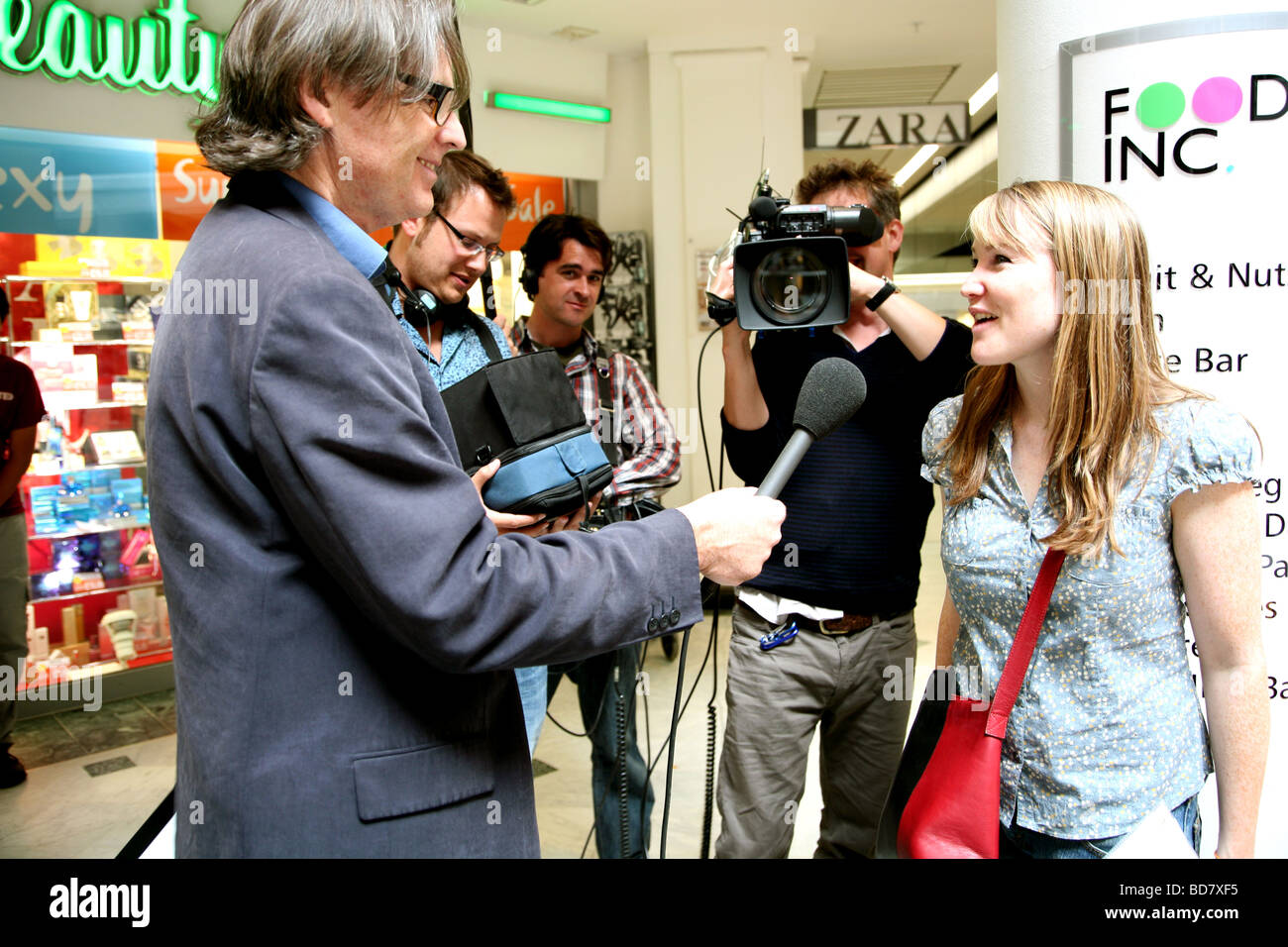 Troupe televisiva di interviste di persone a Londra centro shopping Foto Stock Troupe televisiva di interviste di persone a Londra centro shopping Foto Stock