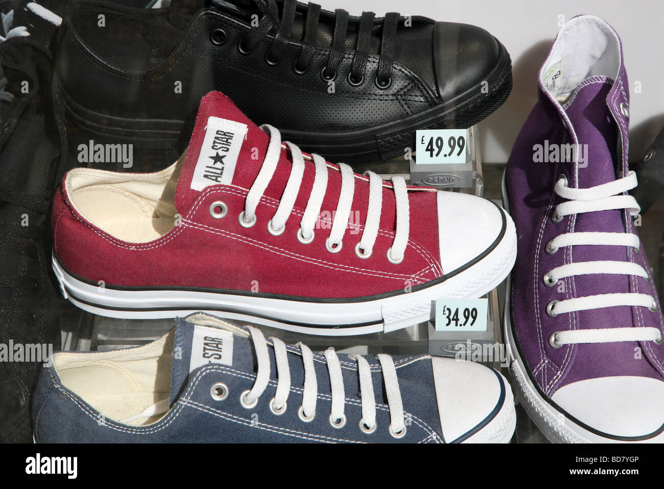 Converse All Star Trainer in Londra vetrina Foto stock - Alamy