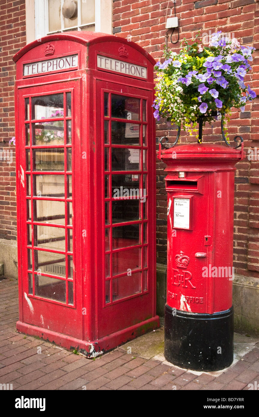 Britannico tradizionale telefono rosso scatola e casella postale, Sidmouth, Devon, Regno Unito Foto Stock