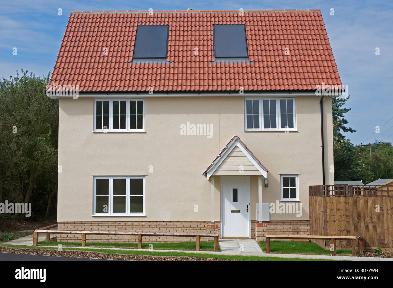 Nuova costruzione a basso tenore di carbonio a casa con built-in tetto a pannelli solari, Ufford vicino a Woodbridge, Suffolk, Regno Unito. Foto Stock