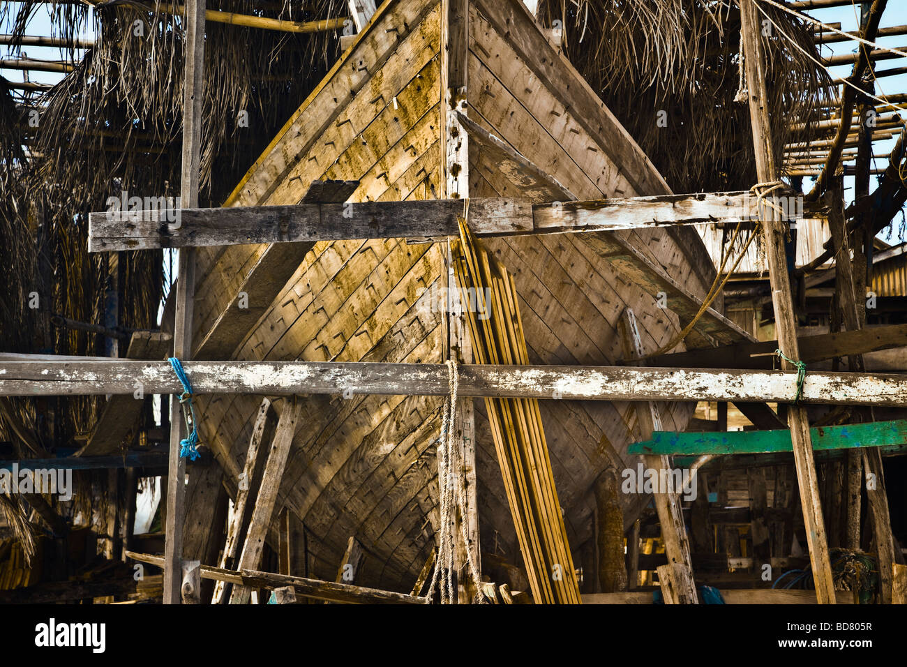 Indonesia Sulawesi Tanah Beru vicino a Pantai Bira Bira Beach tradizionali navi in legno di costruzione a tardo pomeriggio Foto Stock