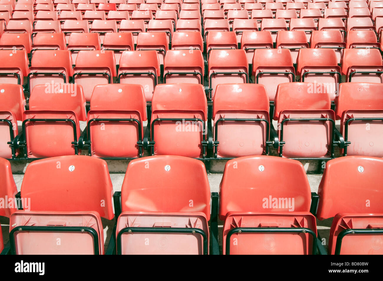 Righe di rosso 'flip up' posti all'interno di un 'football Stadium' Foto Stock