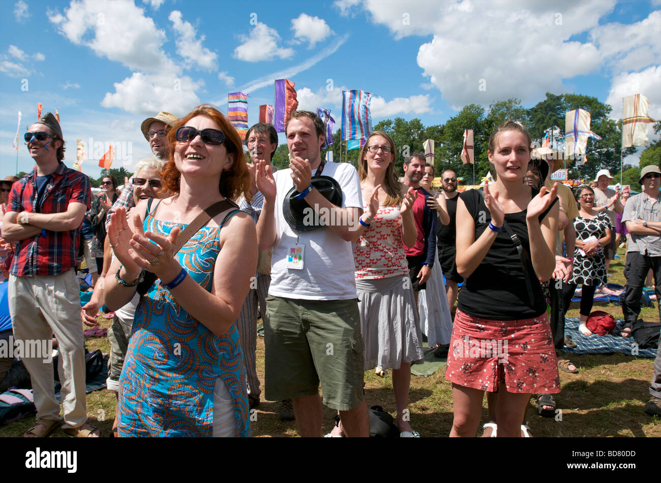 Il pubblico del festival Womad battimani Charlton Park WILTSHIRE REGNO UNITO Foto Stock